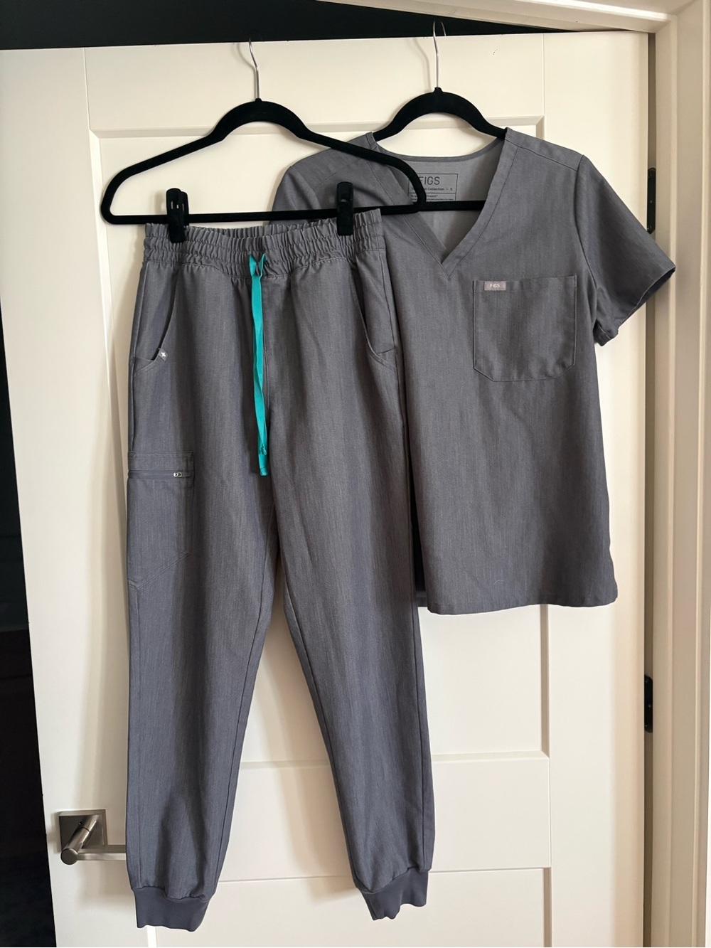 Figs Women’s Graphite Catarina Top and High-Waisted Zamora Pants